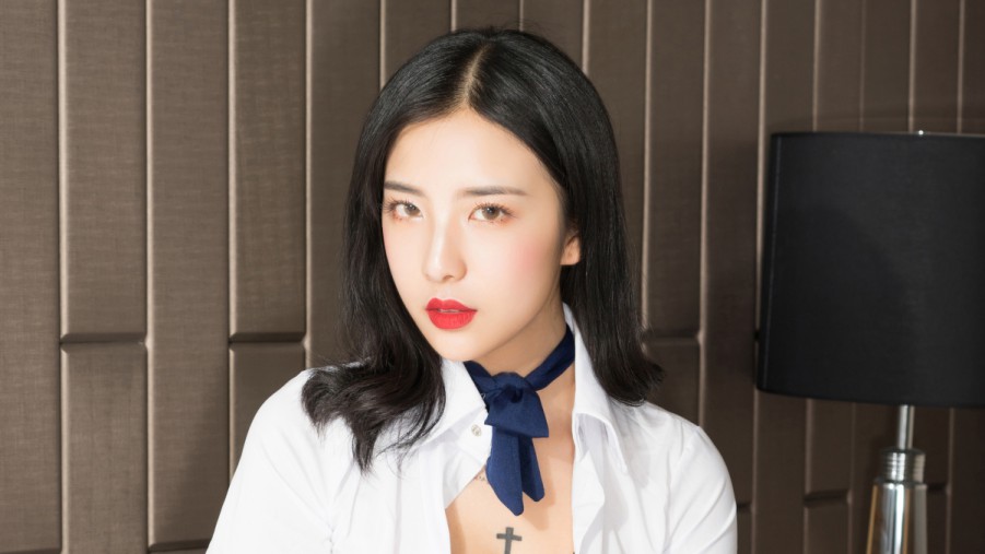 郭美​‌‍美泳装照引发网络热议的背后